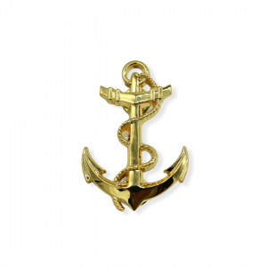 Ancre dorée sur pins